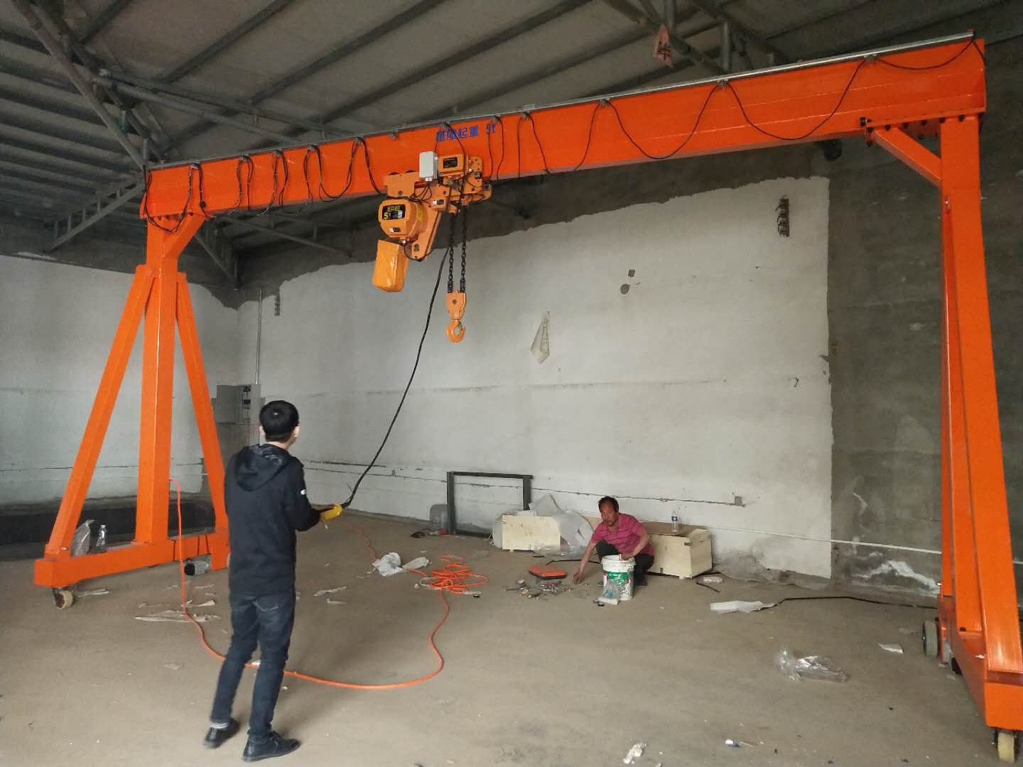 獵雕無(wú)軌電動(dòng)龍門(mén)吊交付雄安新區(qū)客戶(hù)